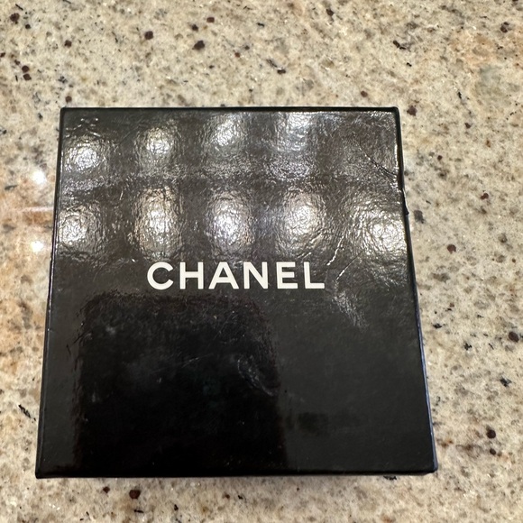 Authentic Chanel vintage gold/pearl clip on earrings! - Picture 2 of 4